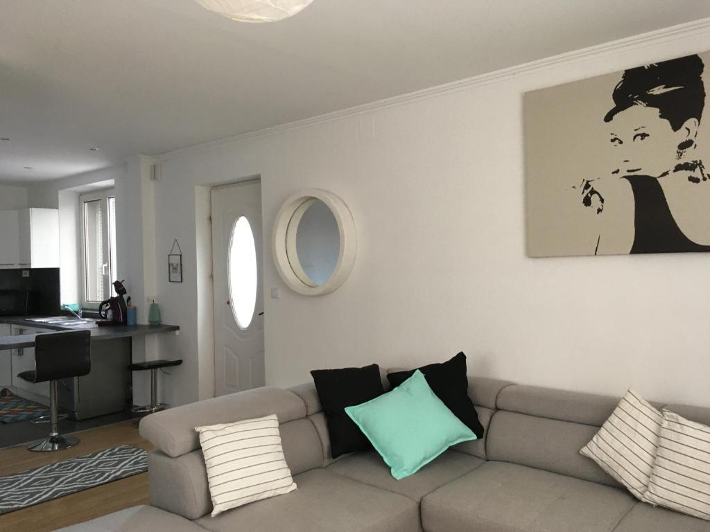 - un salon avec un canapé et des oreillers dans l'établissement casa lola, à Obernai