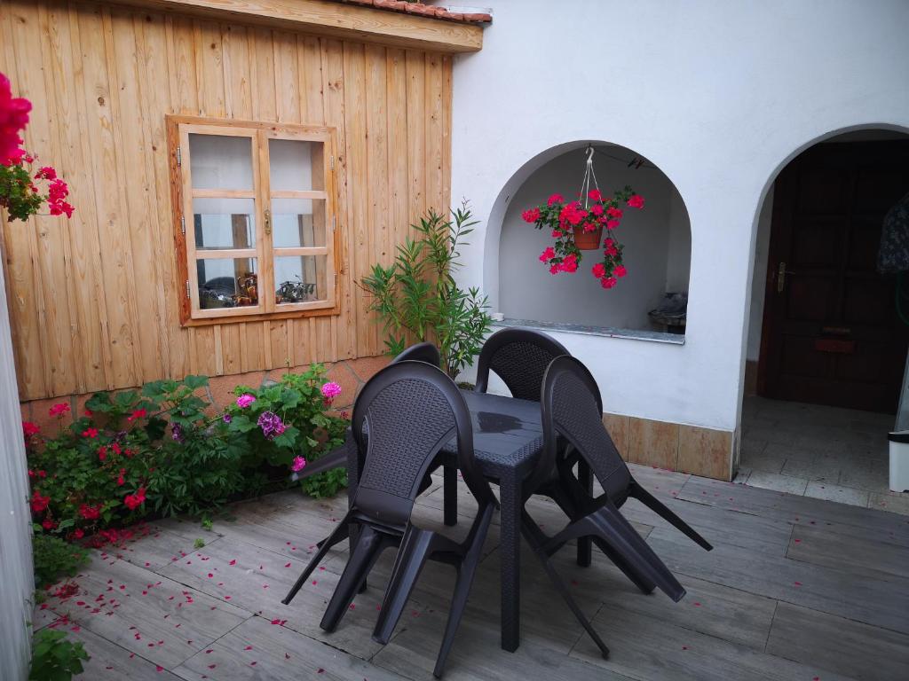 2 chaises et une table sur une terrasse fleurie dans l'établissement Ubytování Mikulov, à Mikulov