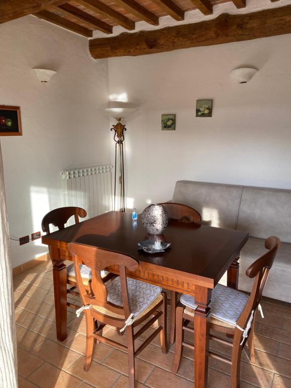 A seating area at Podere La Tona