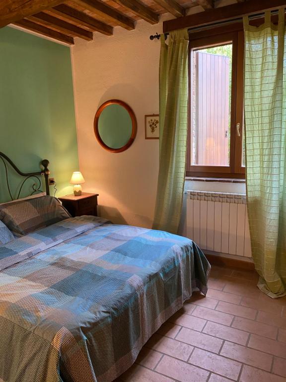 A bed or beds in a room at Podere La Tona