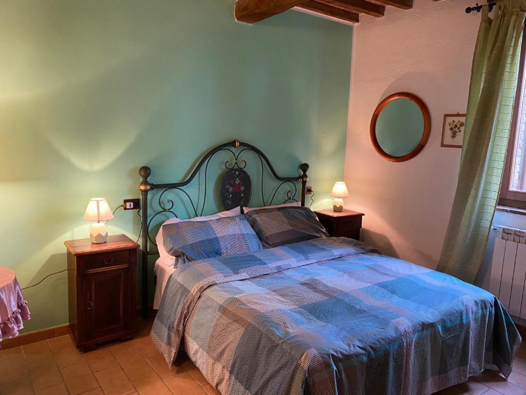 A bed or beds in a room at Podere La Tona
