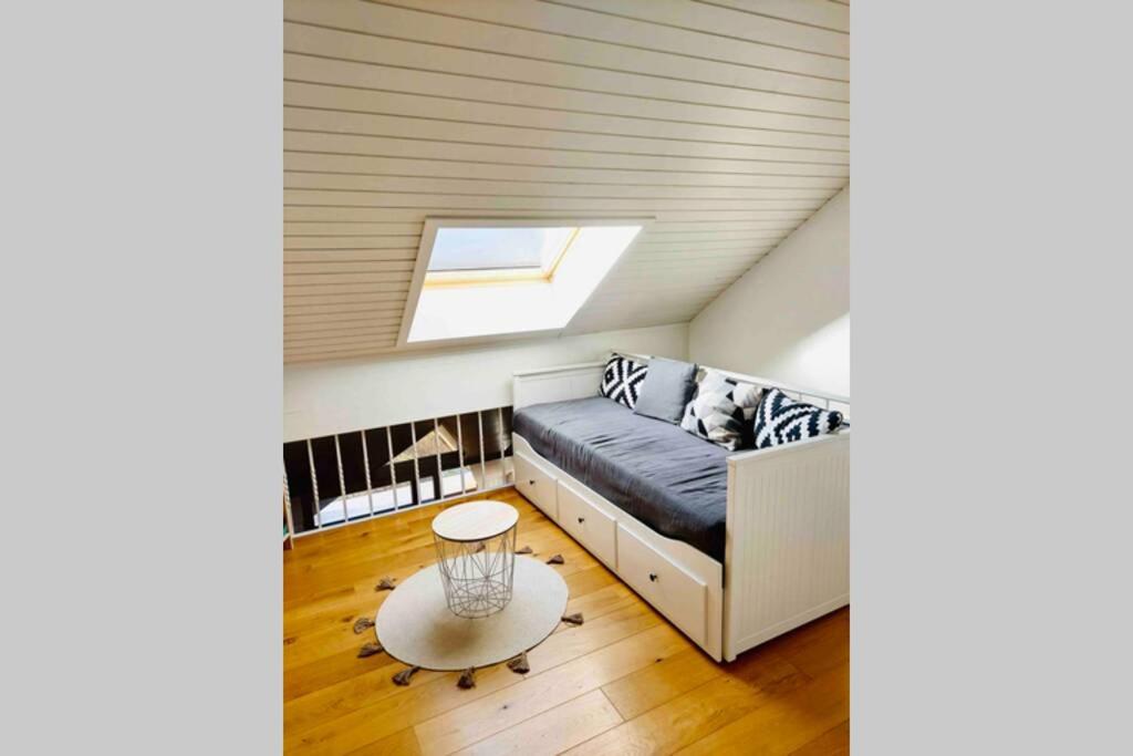 Voodi või voodid majutusasutuse Charmant et lumineux appartement Duplex à Charmey toas