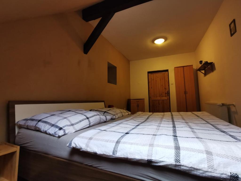 Postel nebo postele na pokoji v ubytování Chalupa U Potoka