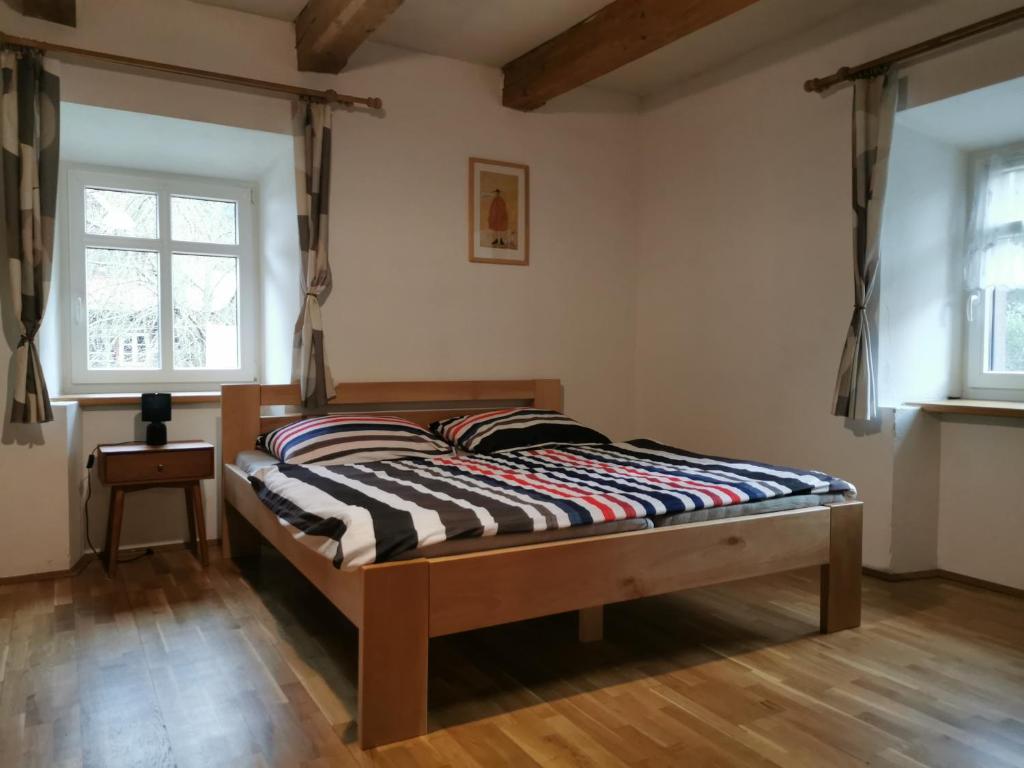 Postel nebo postele na pokoji v ubytování Chalupa U Potoka