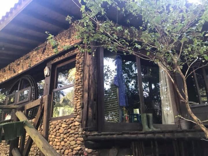 Casa com piscina de cachoeira  Casa com piscina de cachoeira