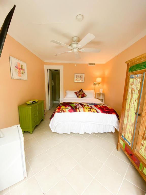 Postel nebo postele na pokoji v ubytování Authors Key West Guesthouse