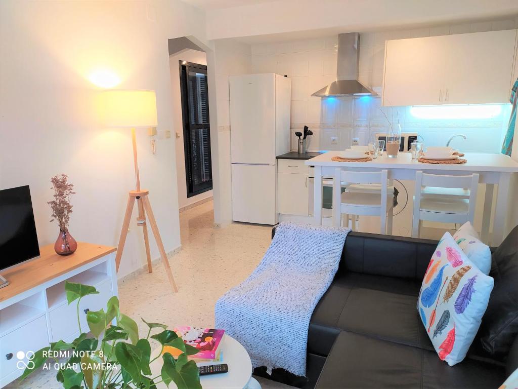 Ático Galileo في لا يينا دي لا كونسيبسيون: غرفة معيشة مع أريكة ومطبخ