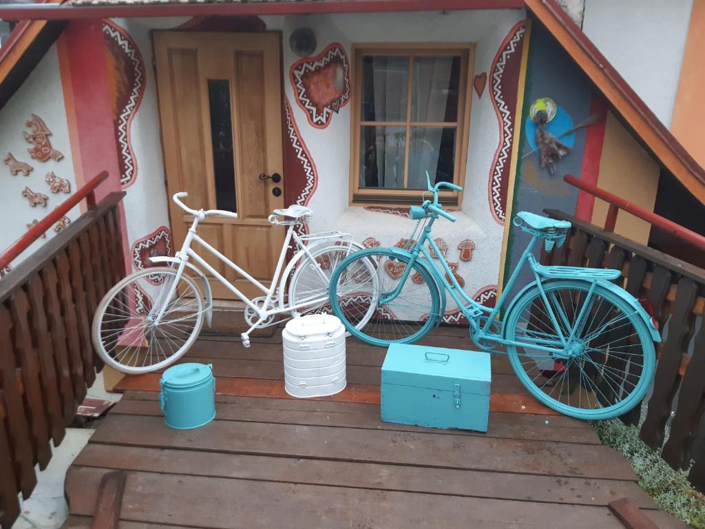 zwei Fahrräder, die auf der Veranda eines Hauses geparkt sind in der Unterkunft chata Ivka Leštiny in Dolný Kubín