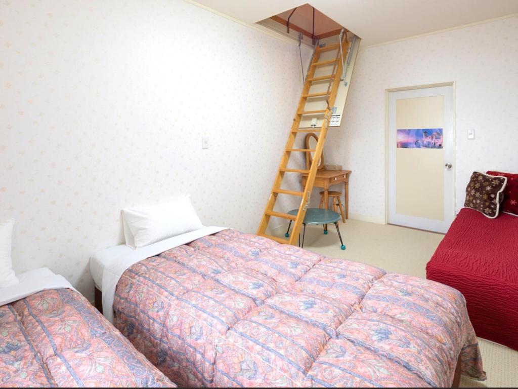 a bedroom with a bed and a ladder on the wall at Kamo-gun - Hotel / Vacation STAY 41220 in Okawa