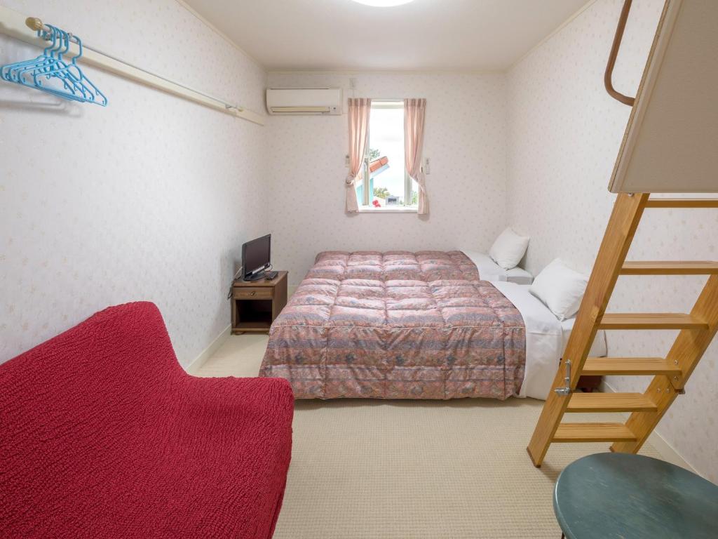 um pequeno quarto com uma cama e uma escada em Kamo-gun - Hotel / Vacation STAY 50721 em Okawa