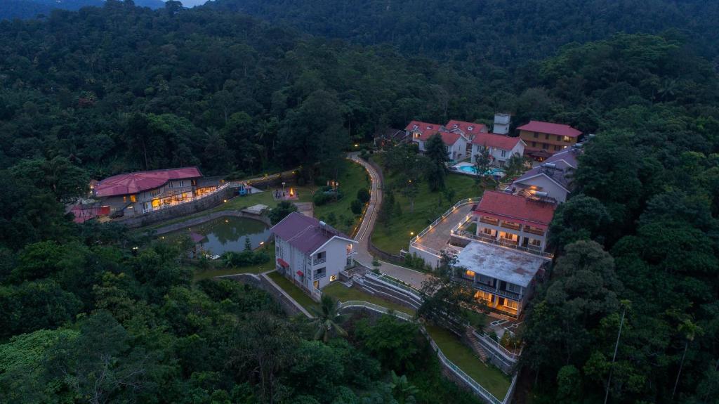 una vista aerea di una casa nel mezzo di una foresta di Broad Bean Resort & Spa a Munnar