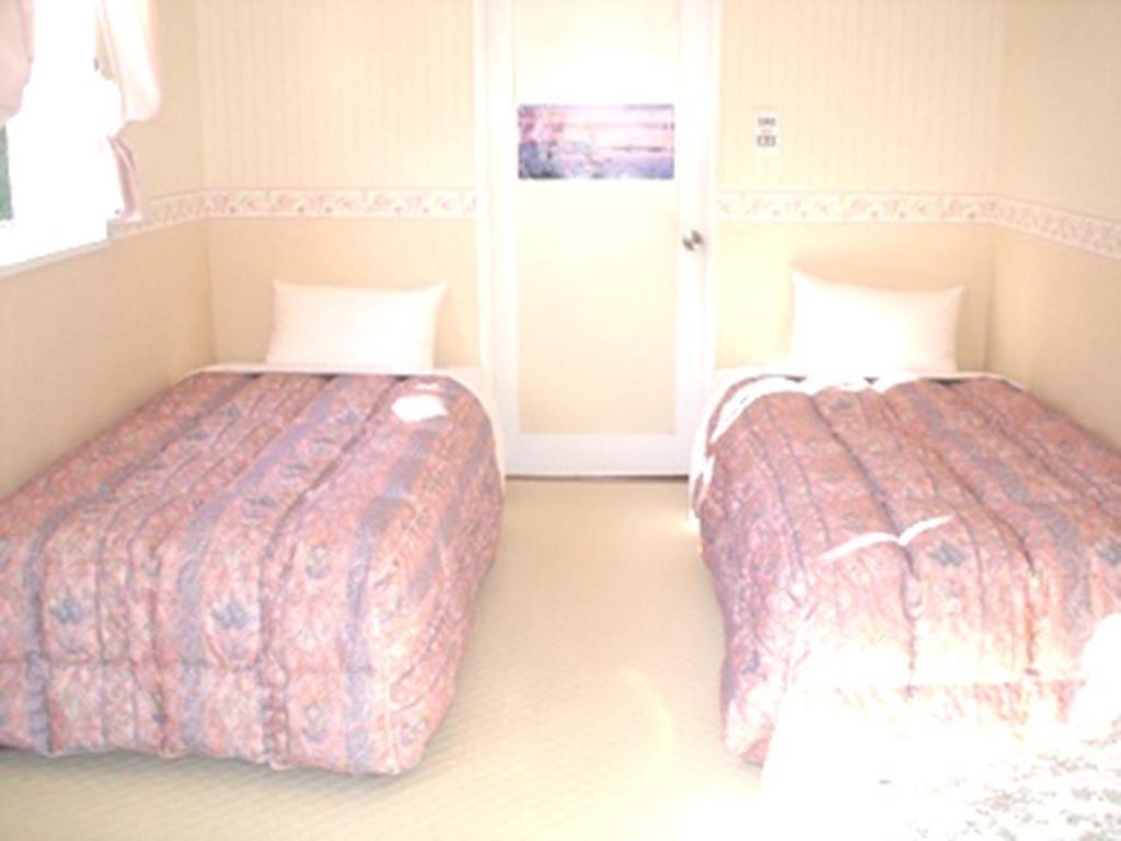 a bedroom with two beds and a window at Kamo-gun - Hotel / Vacation STAY 50724 in Okawa