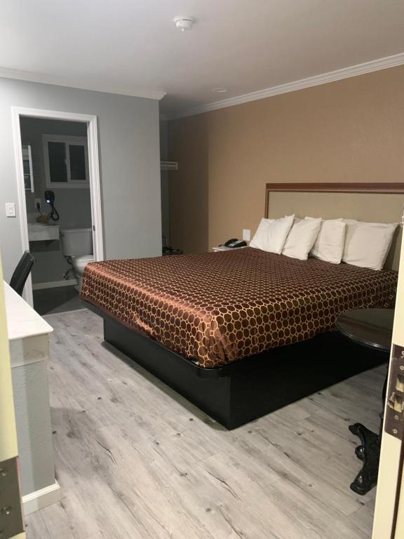 Кровать или кровати в номере Colusa Motel