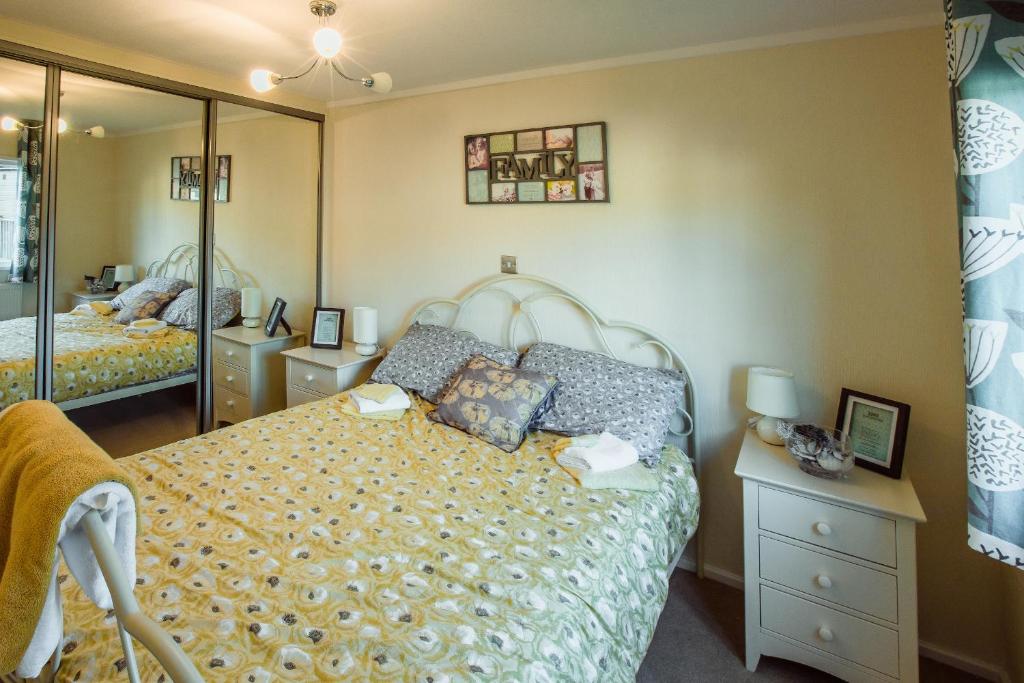Little Eden Country Park, Bridlington with Private Hot Tubs - Luxury Phantom Lodge