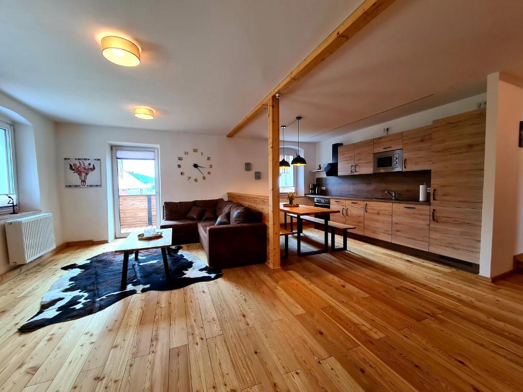 uma sala de estar com um sofá e uma mesa em wohnung-nummer-3 em Pielenhofen