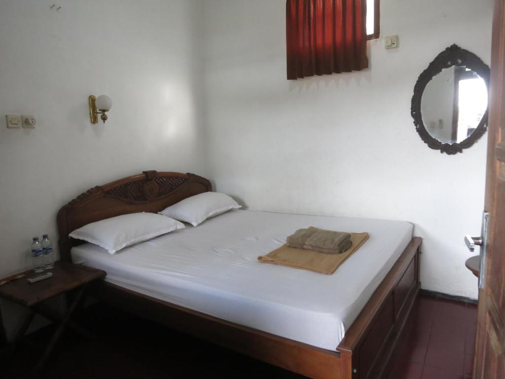 Postel nebo postele na pokoji v ubytování Sartika Hotel Prawirotaman
