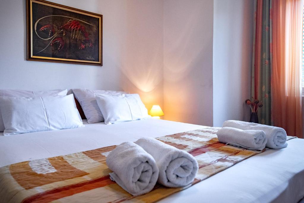Postel nebo postele na pokoji v ubytování Apartments Lazarić