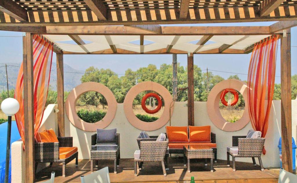 A seating area at Ermioni Hotel