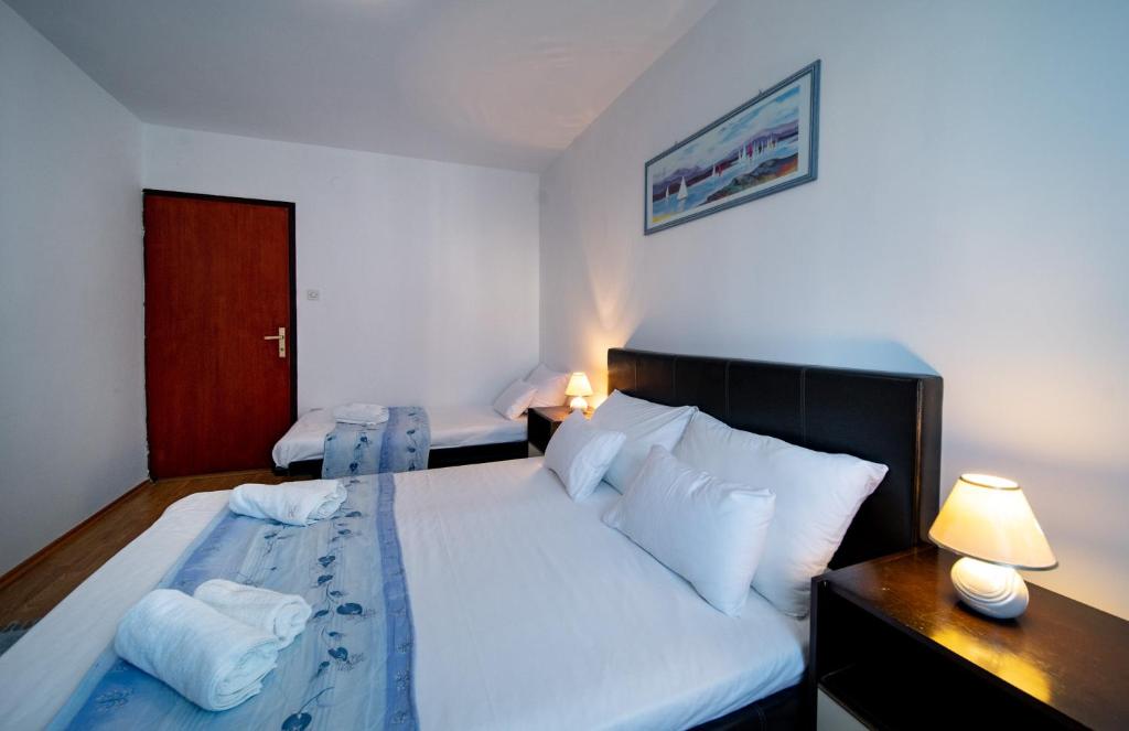 Postel nebo postele na pokoji v ubytování Apartments Lazarić