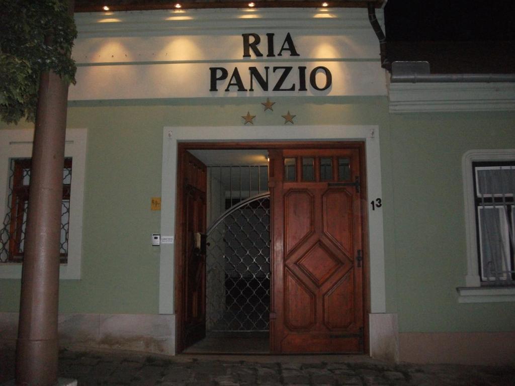 eine Tür zu einem Gebäude mit einer ra na panza in der Unterkunft Ria Panzio in Esztergom