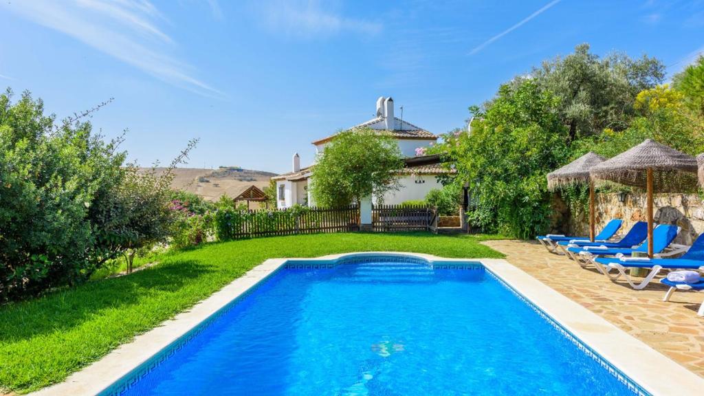 uma piscina no quintal de uma casa em Los Huertos Antequera - La Higuera by Ruralidays em Antequera