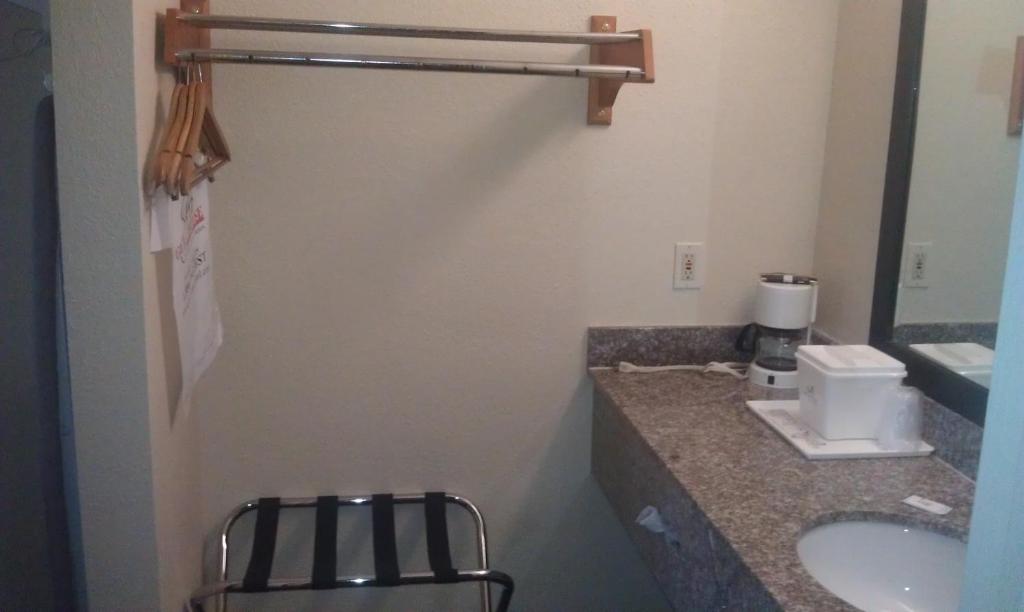 GuestHouse Inn Dothan - King Room - Non-Smoking