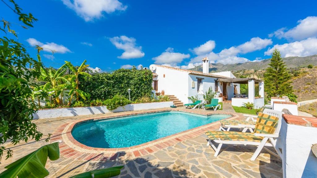 uma villa com uma piscina e uma casa em Villa Montilla Frigiliana by Ruralidays em Frigiliana
