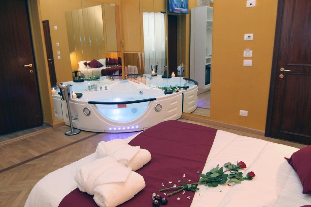 1 cama con toallas y baño con bañera. en HOTEL VILLA ISA en Pescara