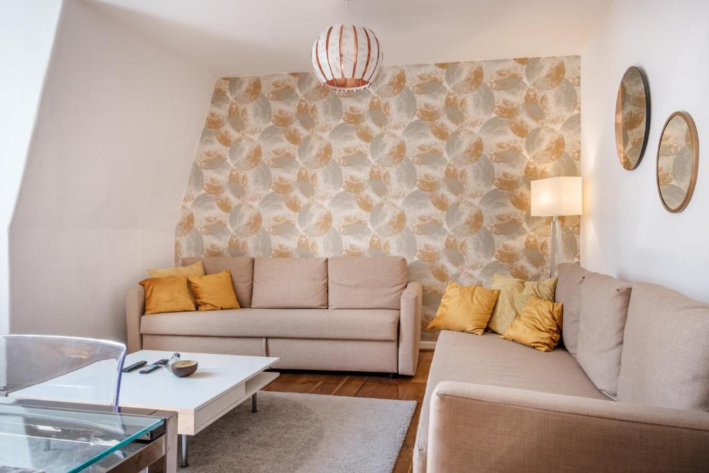 uma sala de estar com dois sofás e uma mesa de centro em Oxford Street London by Threstle em Londres