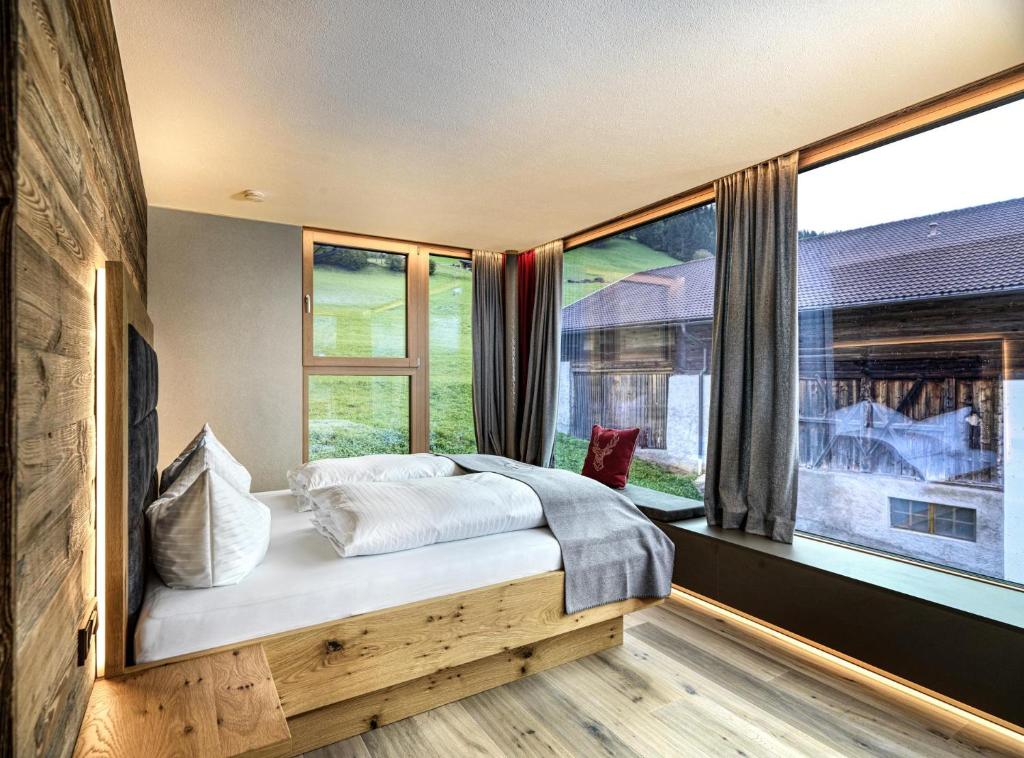 Postel nebo postele na pokoji v ubytování Sporerhof Dolomitenlogen