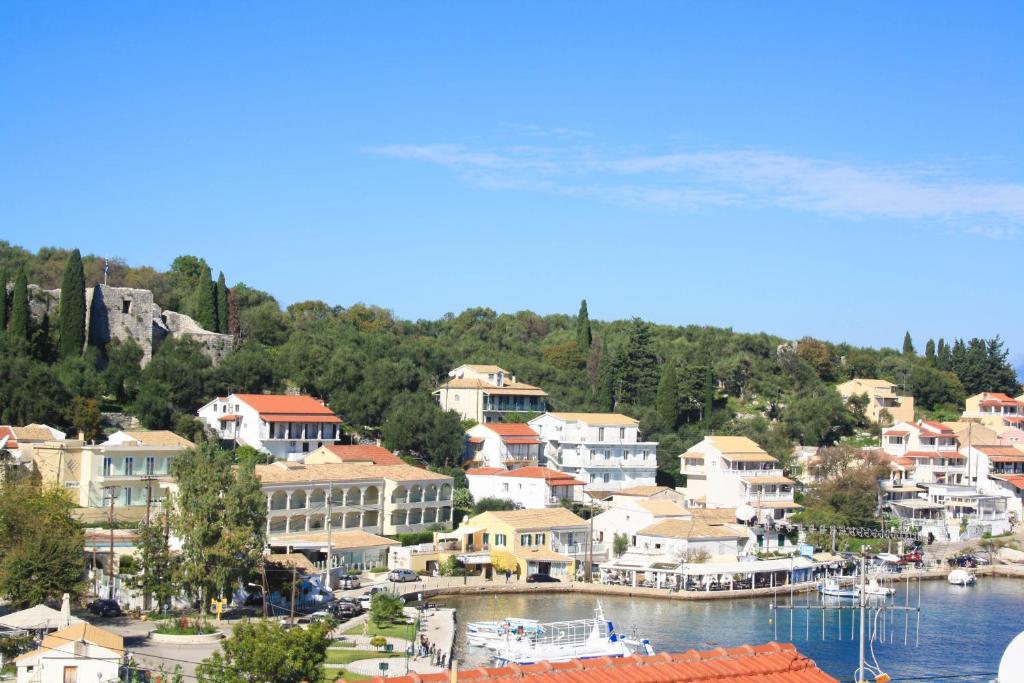 una pequeña ciudad a orillas de un cuerpo de agua en Porto Kassiopi Apartments, en Kassiopi