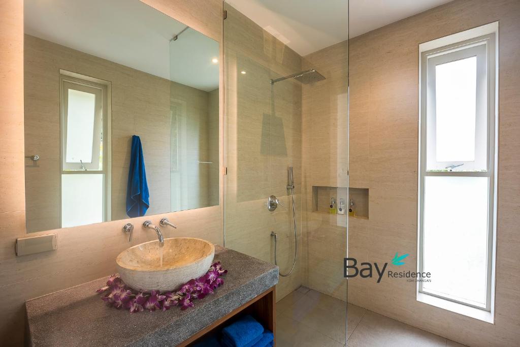 Ein Badezimmer in der Unterkunft Bay Villas Koh Phangan