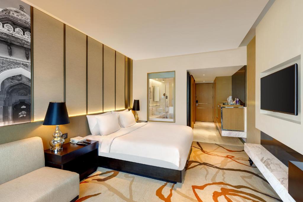 Postel nebo postele na pokoji v ubytování Pride Plaza Hotel, Aerocity New Delhi