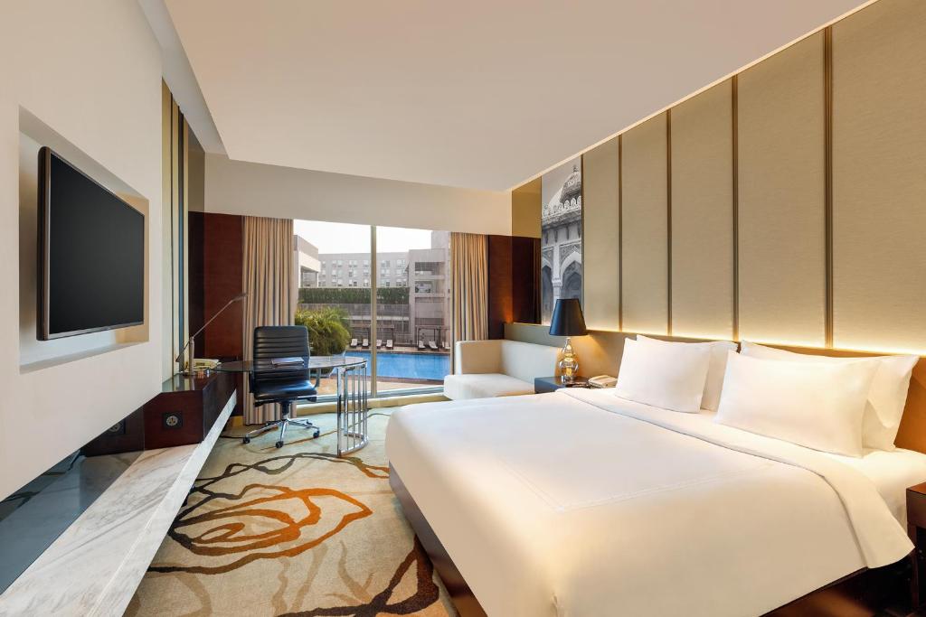 Postel nebo postele na pokoji v ubytování Pride Plaza Hotel, Aerocity New Delhi