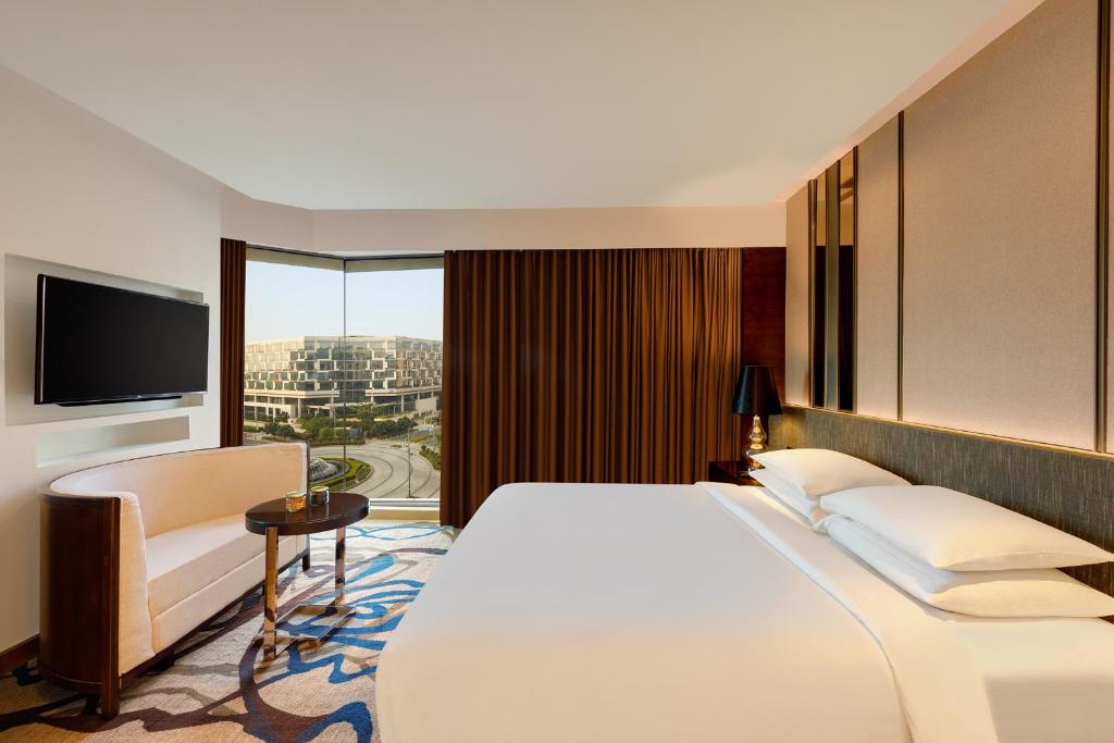 Postel nebo postele na pokoji v ubytování Pride Plaza Hotel, Aerocity New Delhi