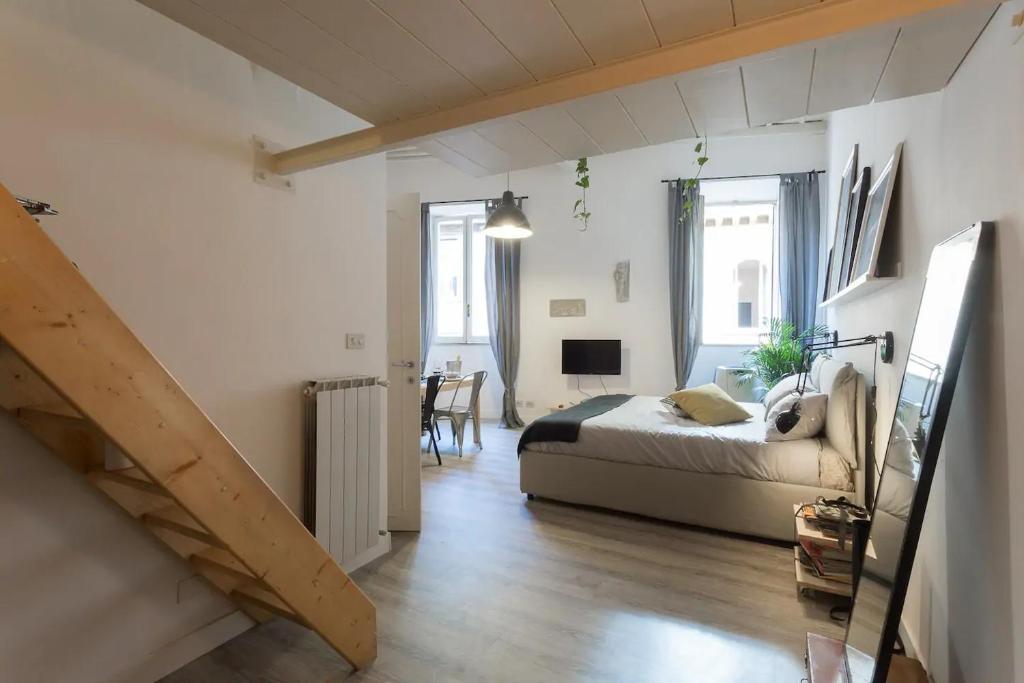 een slaapkamer met een bed en een trap in een kamer bij Vieqqua Holiday Home in Rome