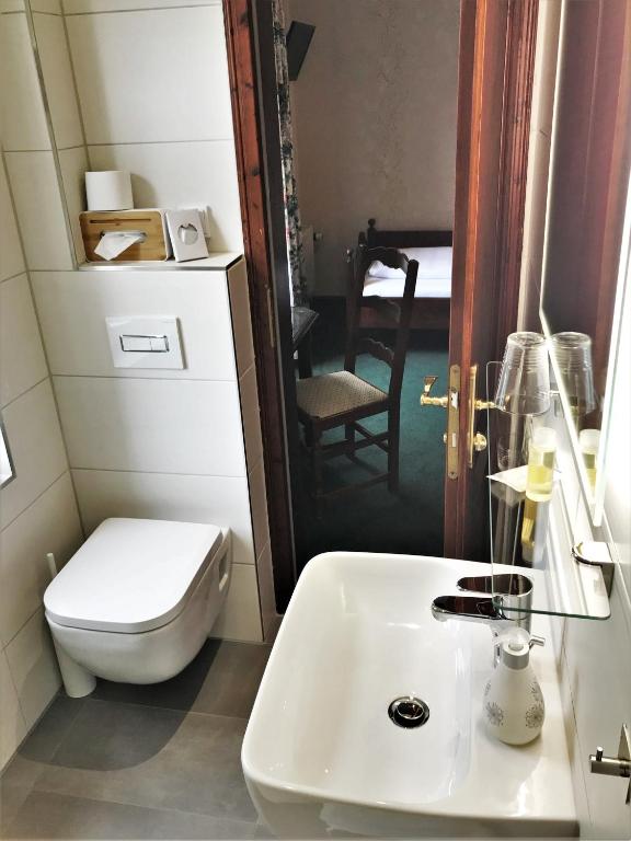 Vannituba majutusasutuses Flair-Hotel Waldfrieden