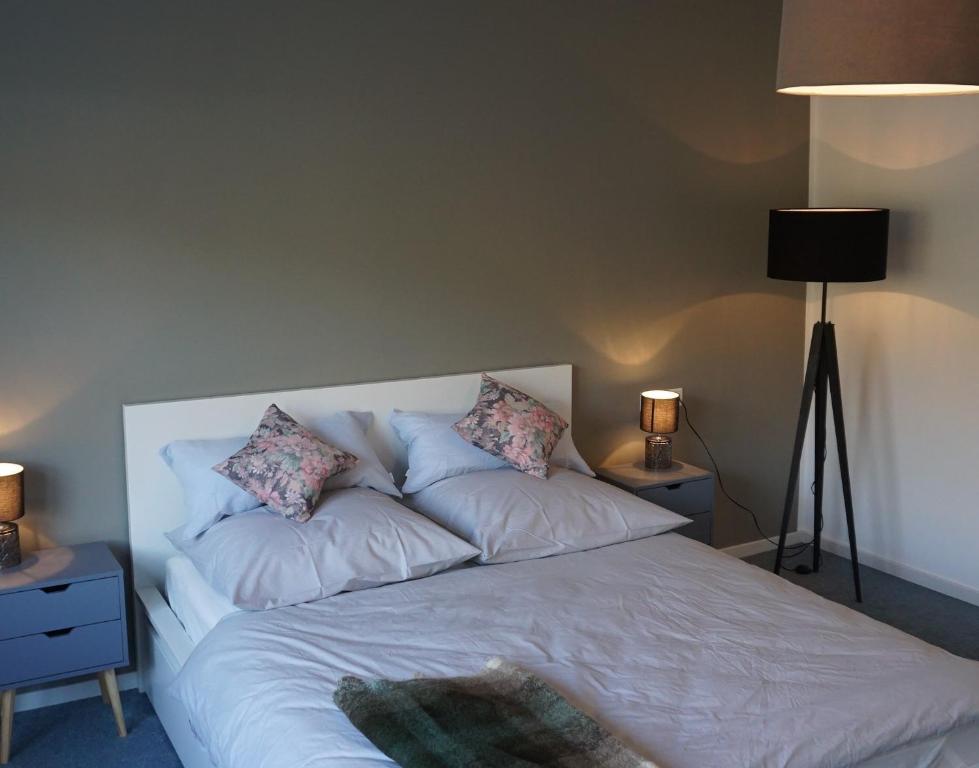 ein Schlafzimmer mit einem Bett mit Kissen darauf in der Unterkunft Ferienhaus MagnoliAhr in Bad Neuenahr-Ahrweiler