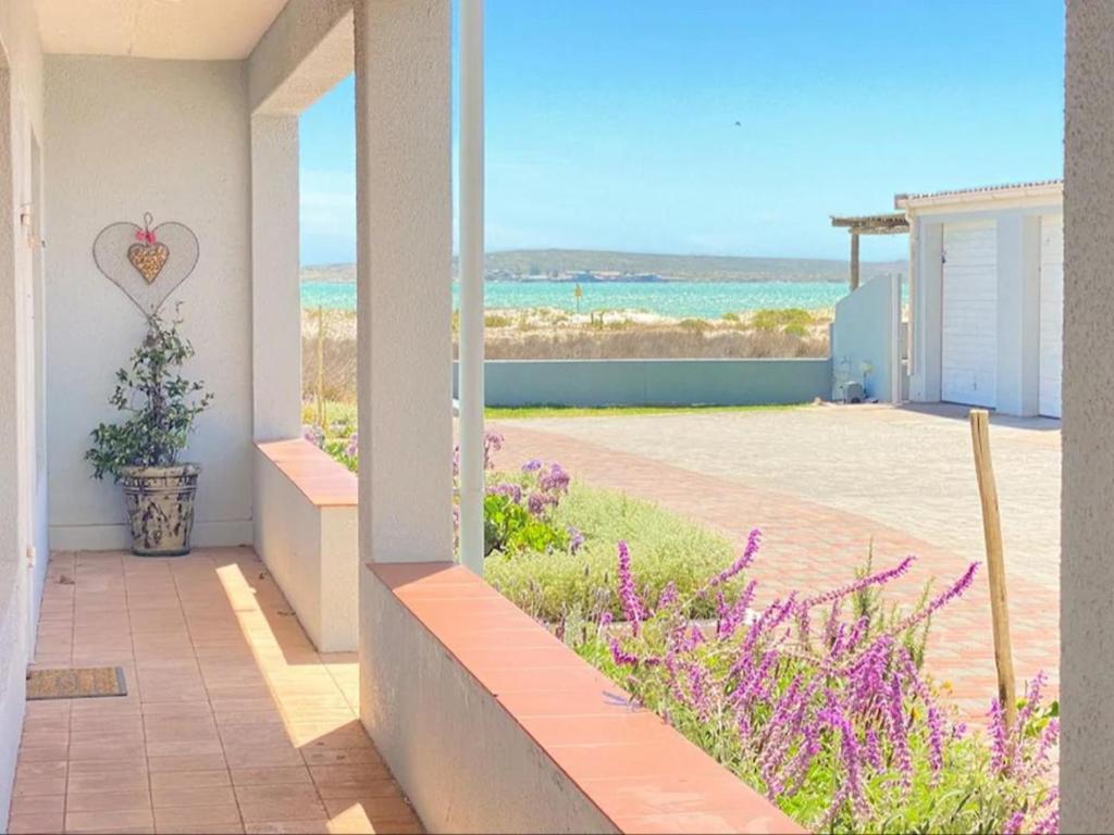 Casa con porche con vistas a la playa en 3 Sea View Lodge, en Langebaan