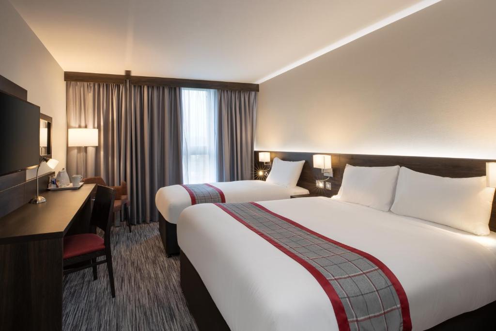 Ramada by Wyndham Leeds East - Resim 25