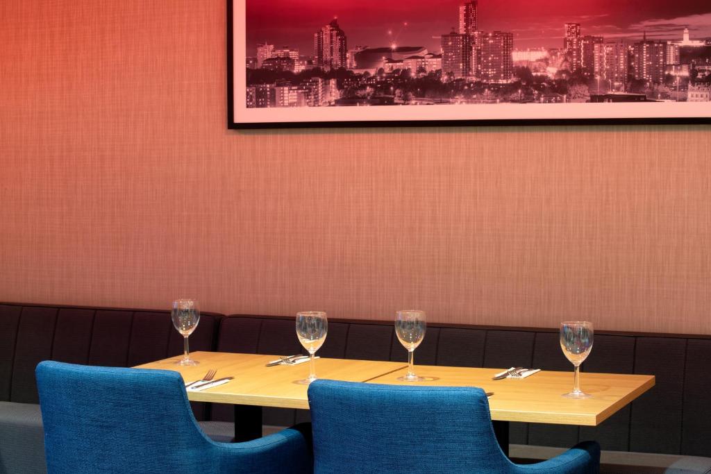 Ramada by Wyndham Leeds East - Resim 23