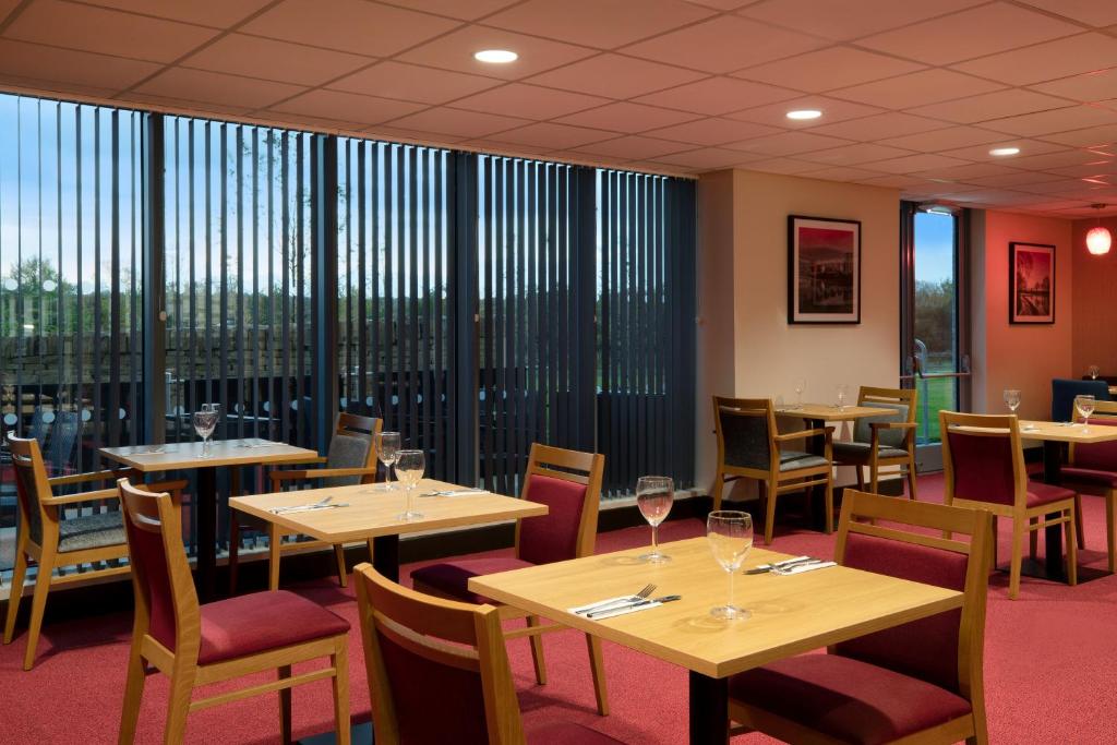 Ramada by Wyndham Leeds East - Resim 4