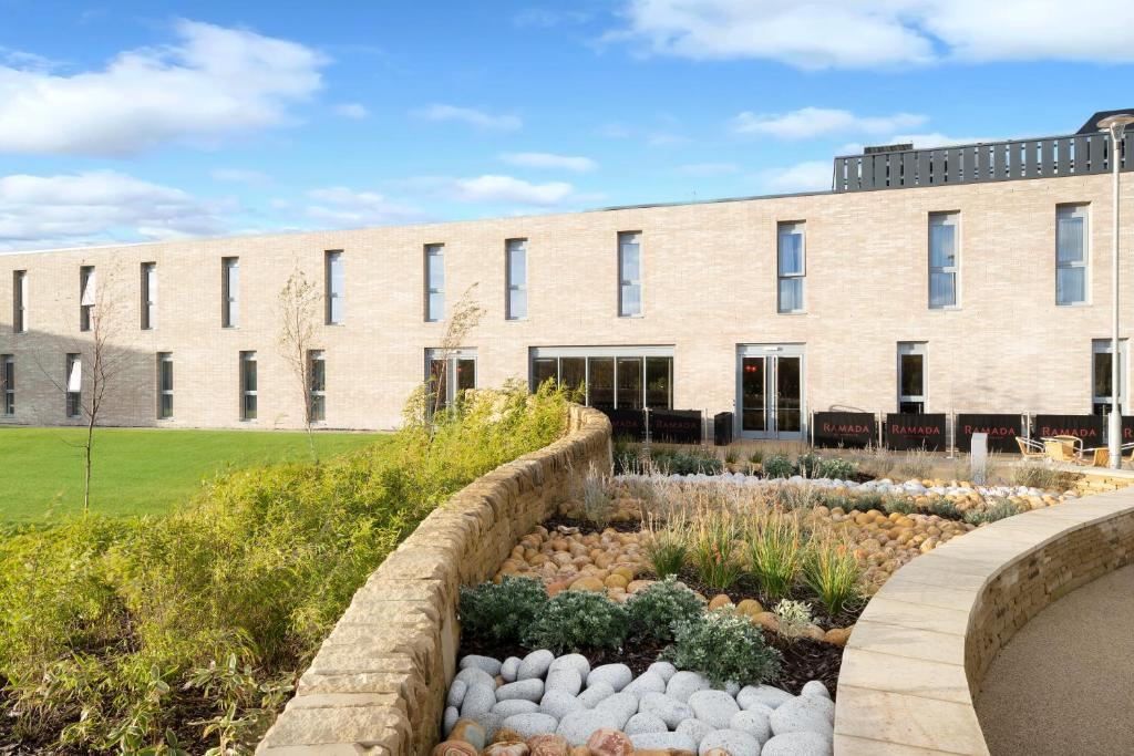 Ramada by Wyndham Leeds East - Resim 16