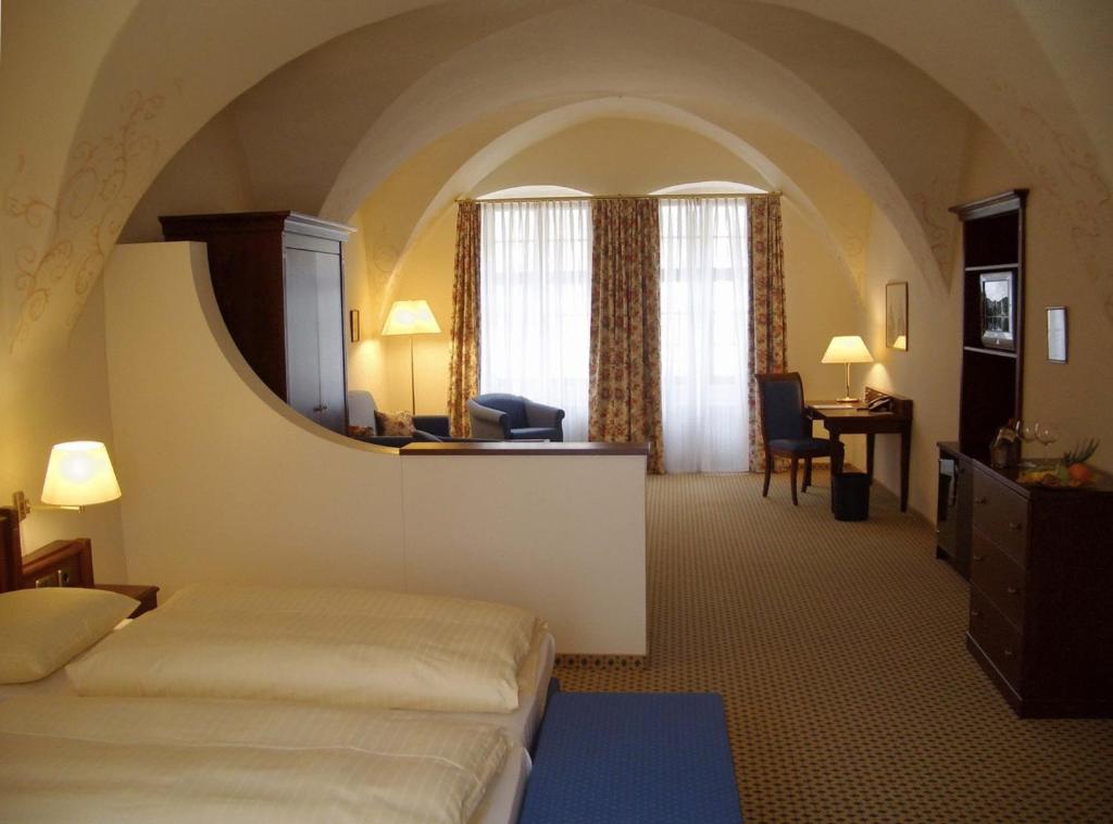 Postel nebo postele na pokoji v ubytování Romantik Hotel Tuchmacher