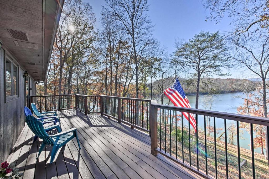 un balcón con 2 sillas y una bandera americana en Chickamauga Lake Vacation Rental with Boat Dock!, en Dayton