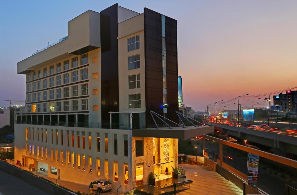 Un palazzo alto con una strada davanti di Bhagini Icon Premier Hotel a Bangalore