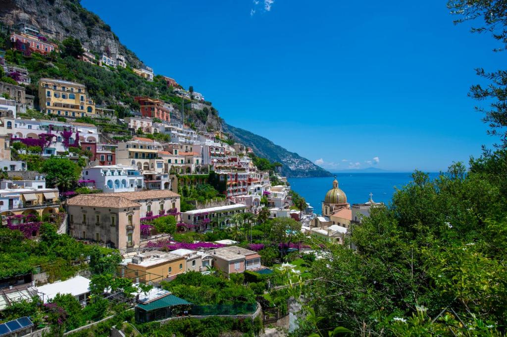 vista sul villaggio di Posiano sul lato di una montagna di Villa Deli a Positano