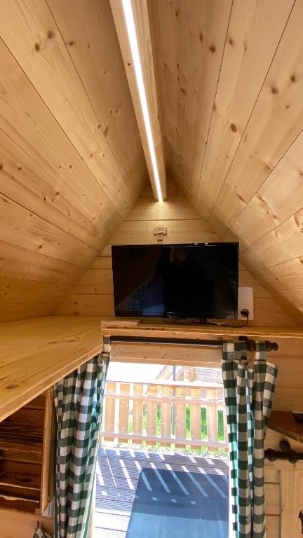 TV a/nebo společenská místnost v ubytování Glamping Park
