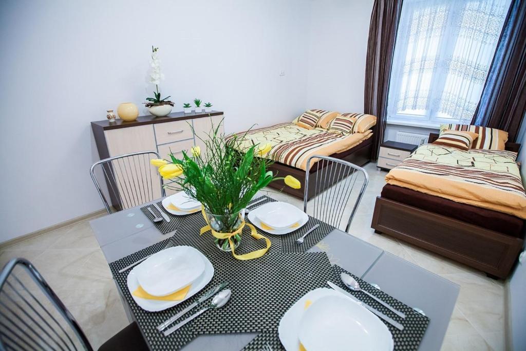 - un salon avec une table et un canapé dans l'établissement Family Homes - Apartamenty Abrahama, à Władysławowo