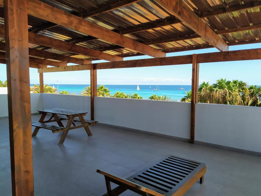 Un patio con mesa y vista al mar. en Surfzone Beachside Apartments, en Santa Maria